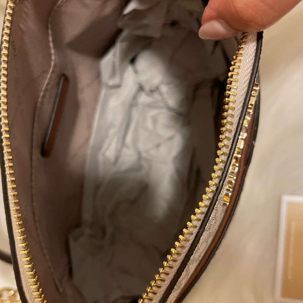 (PRICE IS FIRMED)NWT- MICHEAL KORS JET SET (Vanilla) TRAVEL CROSSBODY BAG - Picture 11 of 11